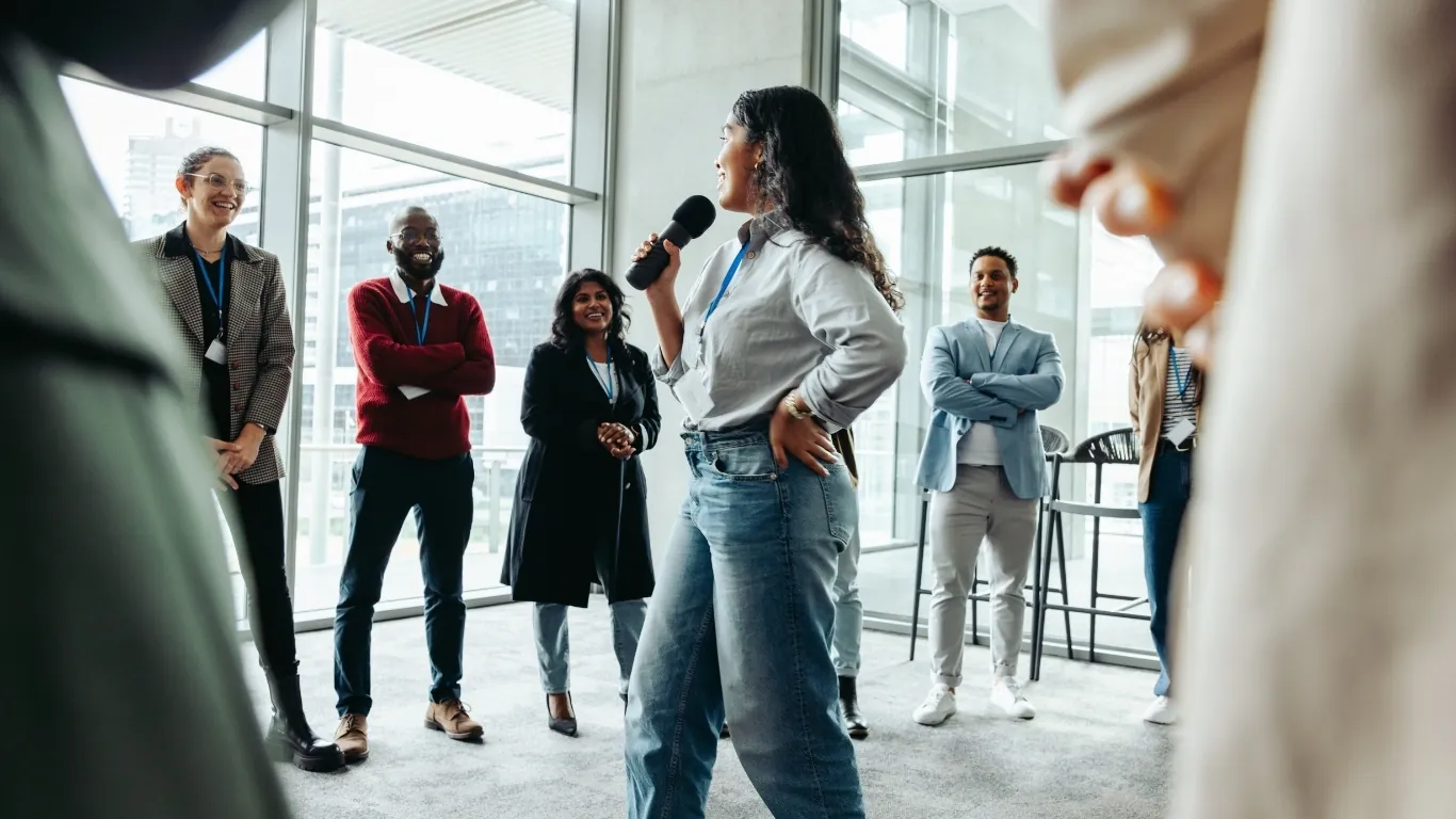 Conversación entre integrantes de un equipo de trabajo