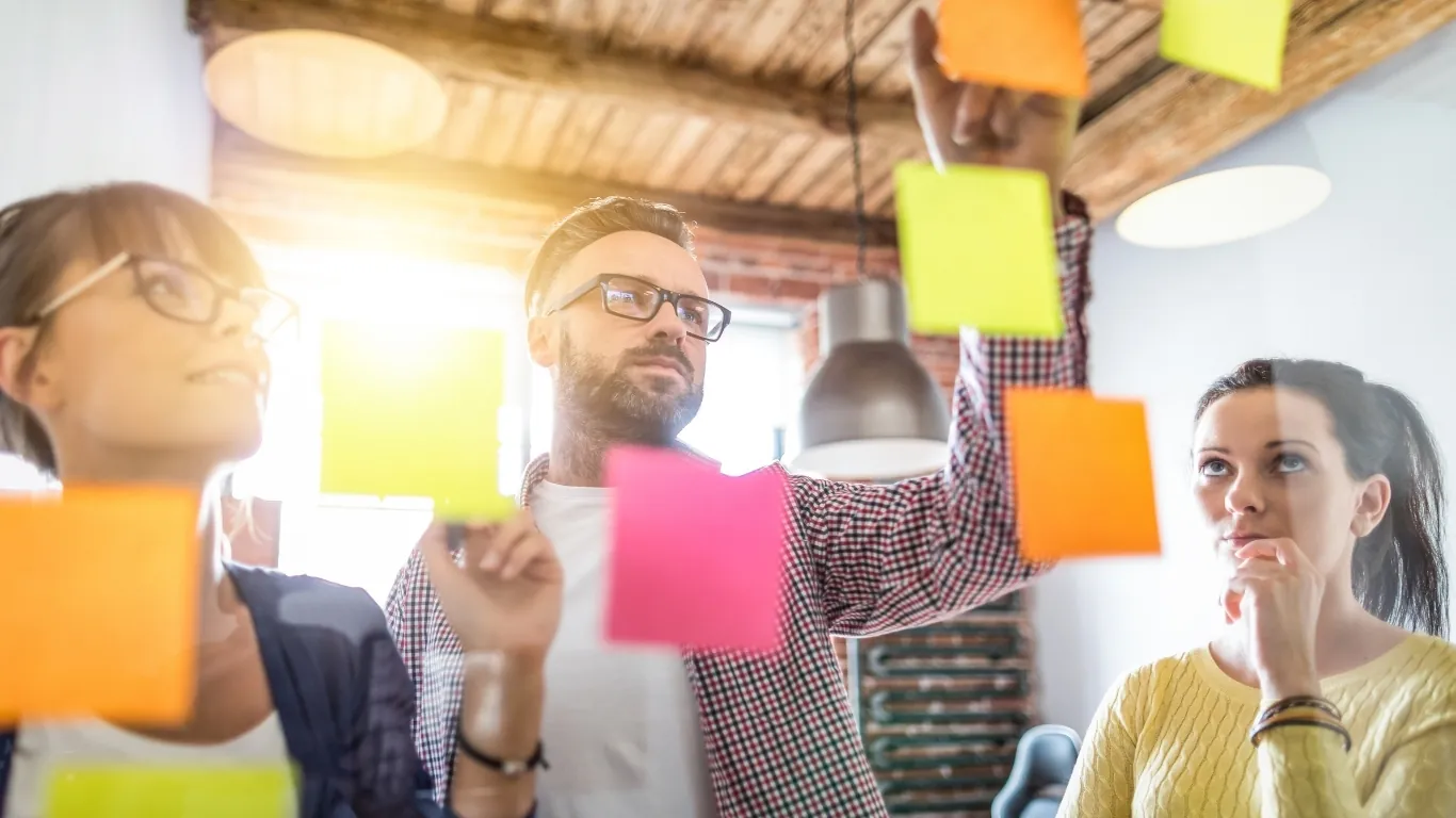 Equipo organizando ideas y prioridades para un proceso de cambio